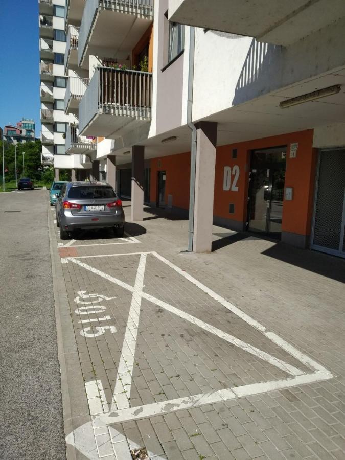 Brand New Apartment. Parking Spot Included! Pressburg Exterior foto